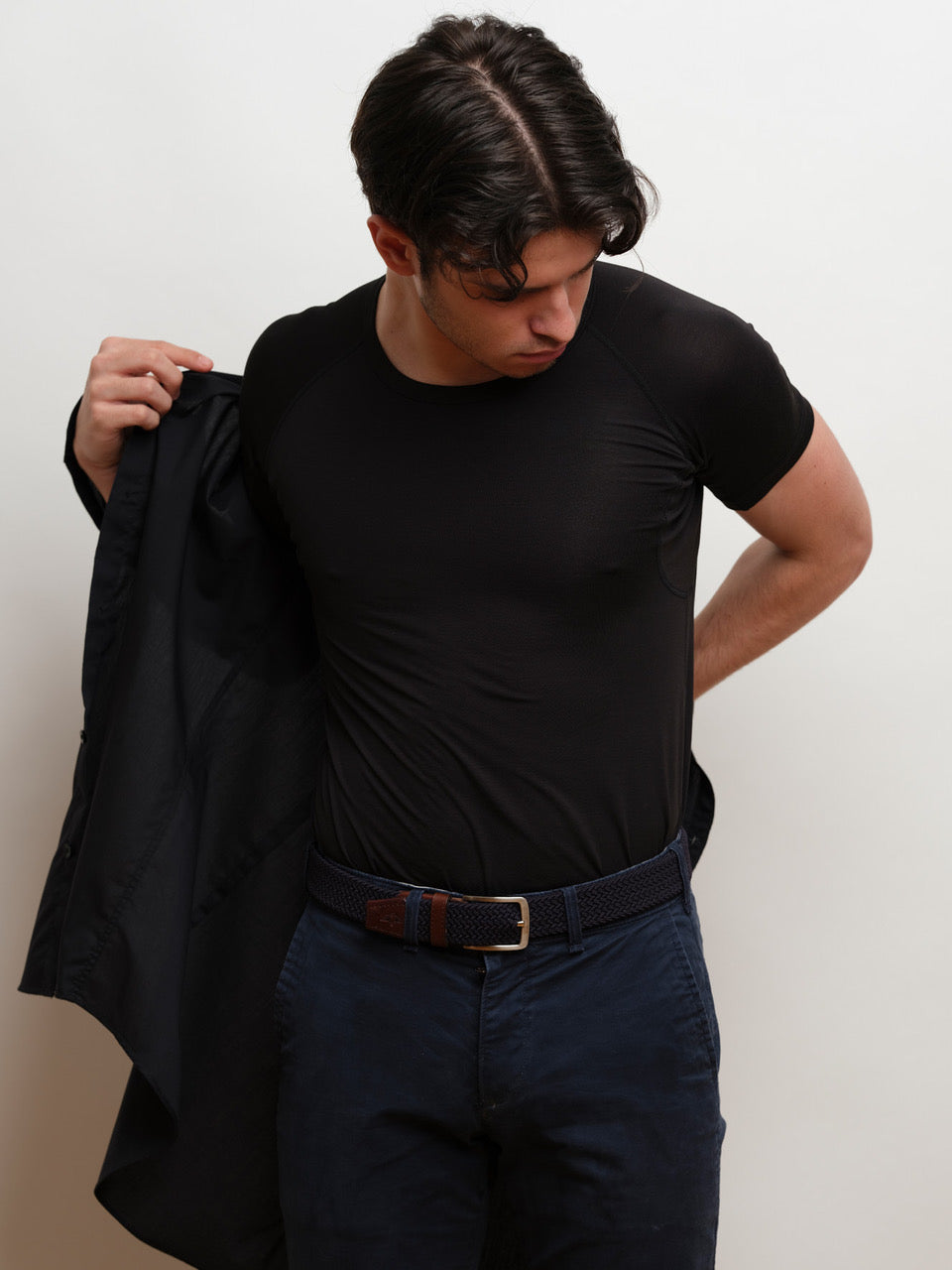 Homme portant un maillot de corps noir à col rond