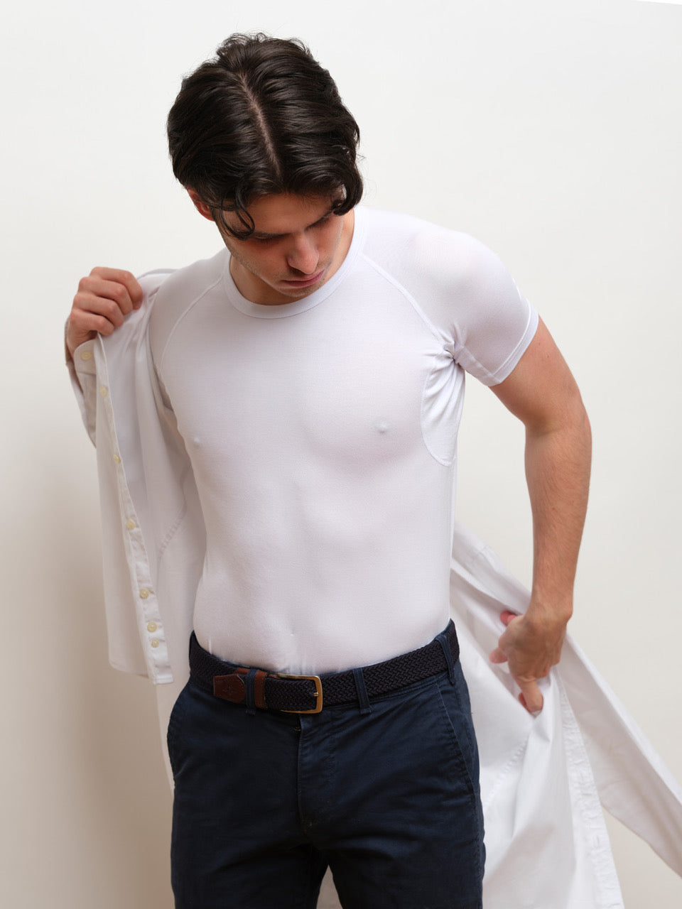 Homme portant un maillot de corps blanc à col rond