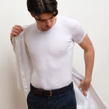 Homme portant un maillot de corps blanc à col rond